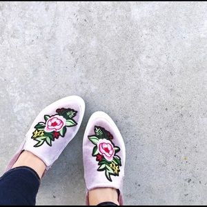 NIB dusty lavender velvet embroider SODA slip-ons